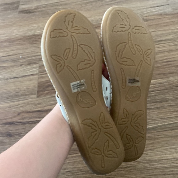 BOC born concepts white eyelet flip flop sandals. Size 10 summer comfort vaca - Picture 3 of 4
